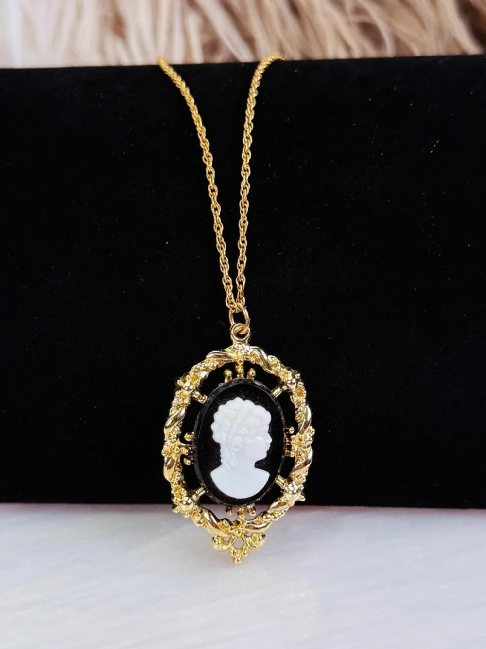 Beautiful, Goldtone Black & White Cameo Pendant Necklace
